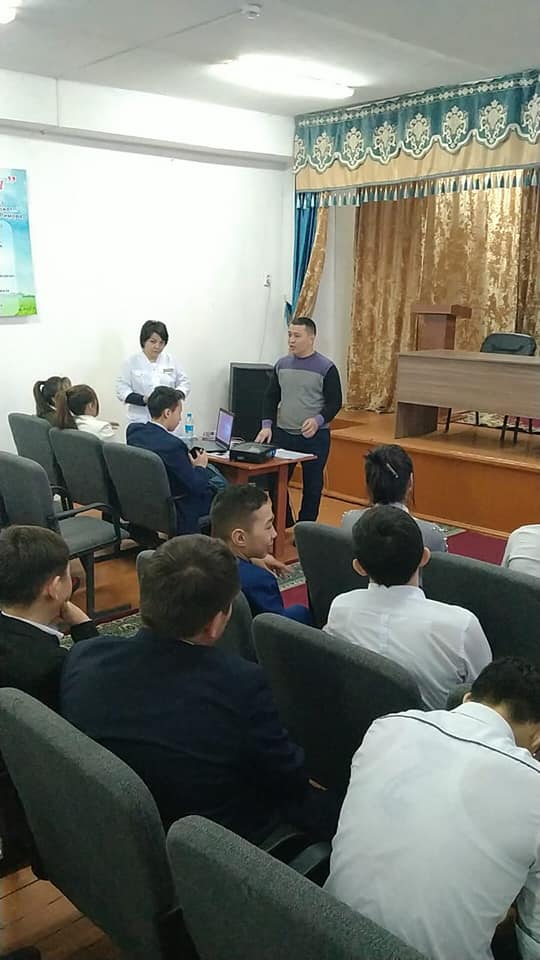 ЖИТС орталығының дәрігер-эпидемиологы Д. Серікболатов  СПИД тақырыбында түсіндірме жұмыстары