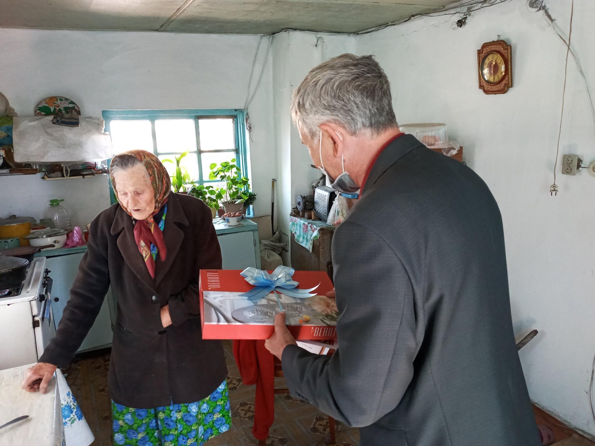 Ұлы Жеңістің 75 жылдығына орай Үштөбе қаласының әкімдігі мен Б.Римова атындағы МДШО бар ОМГ ұжымы бірлесе тыл ардагерлерінің үйлерін аралап, Жеңіс күн